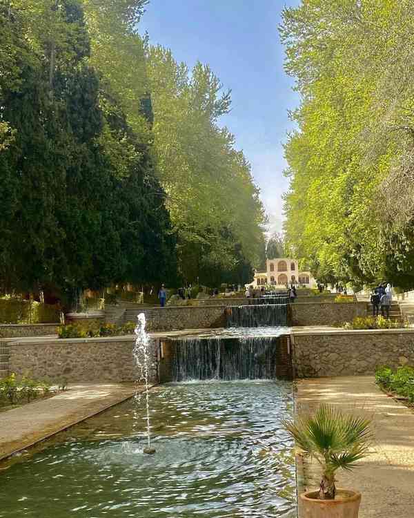  زیباترین باغ ایرانی کدومه   اینجا باغ شازده در ش