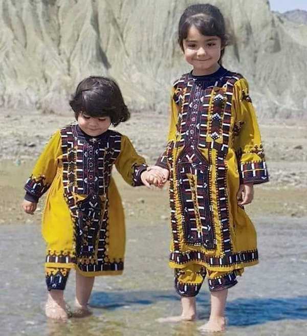 دختران زیبای بلوچ  با لباس های محلی خوش  آب و رنگ