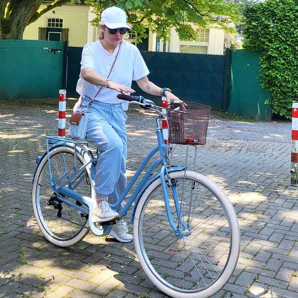 مهناز افشار با دوچرخه اش در آلمان دیده شد