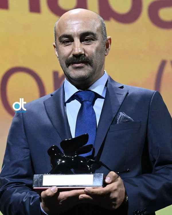 محسن تنابنده پس از دریافت جایزه جشنواره ونیز